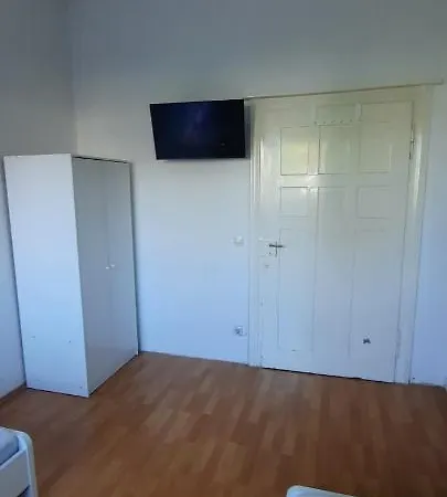 Eg Links Penzini Monteurzimmer A Durlach Fuer 6 Personen Appartamento